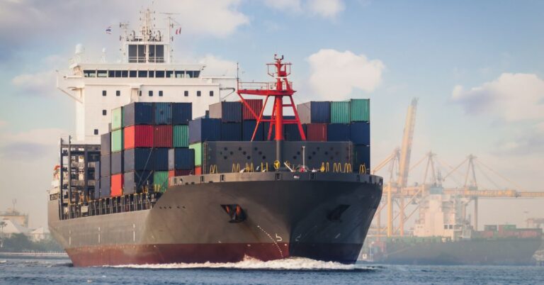 Kontenerowiec wpływający do portu