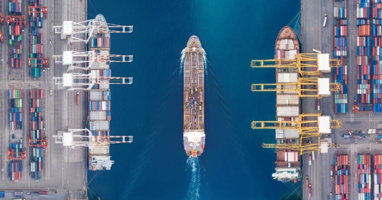 Read more about the article Wyzwania w transporcie morskim na rok 2025