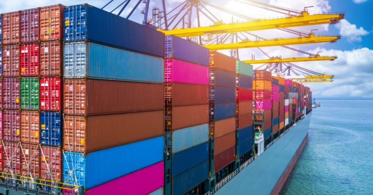 kontenerowiec w porcie