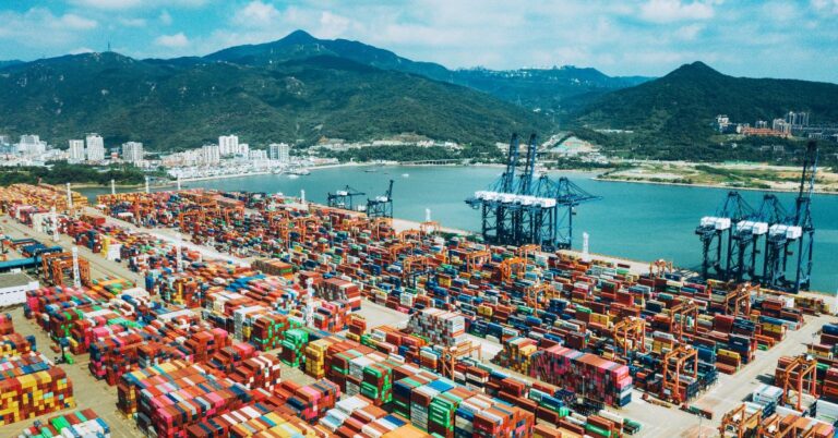 transport morski: kontenery w porcie