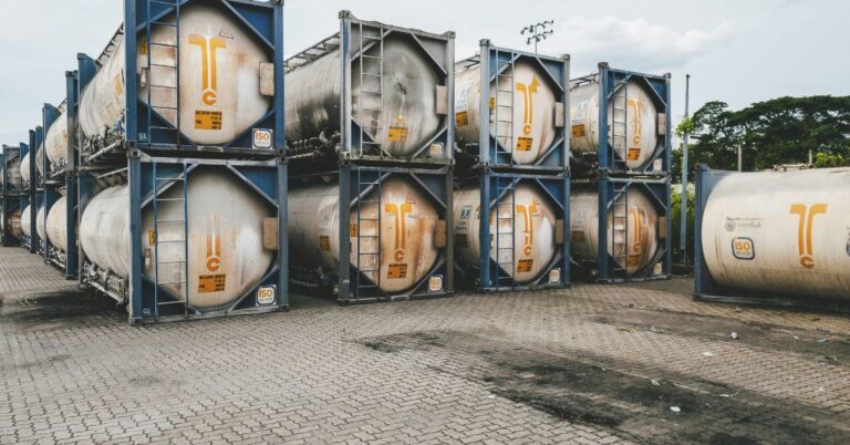 Różne typy kontenerów: tank-container