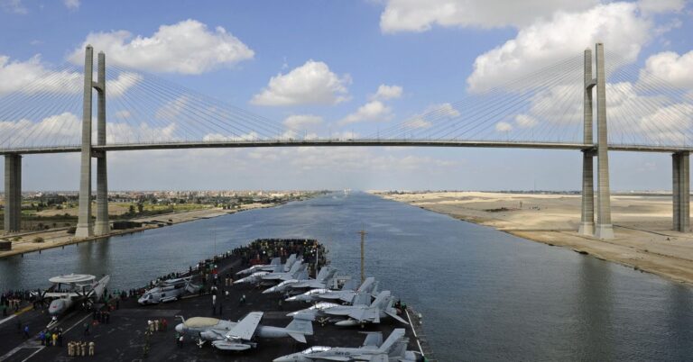 Statek przepływający przez Kanał Suezki