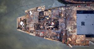 Katastrofy morskie: statek po pożarze